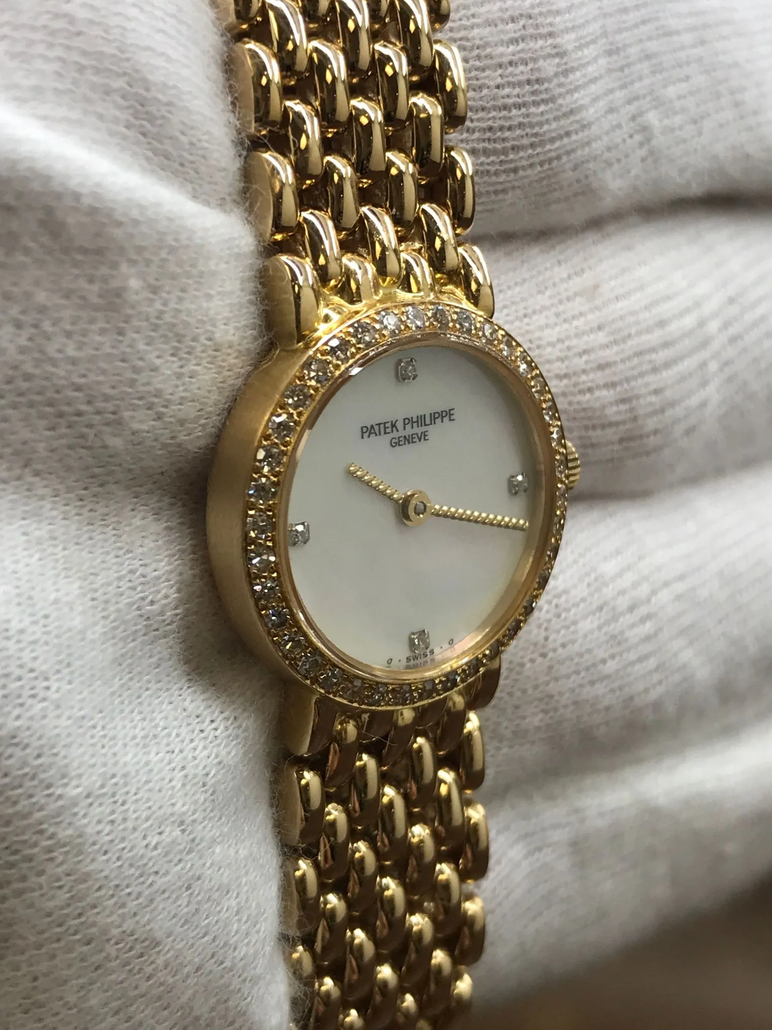 Patek Philippe Calatrava 4707/11 Mother of Pearl Diamond Dial Quartz Women's Watch